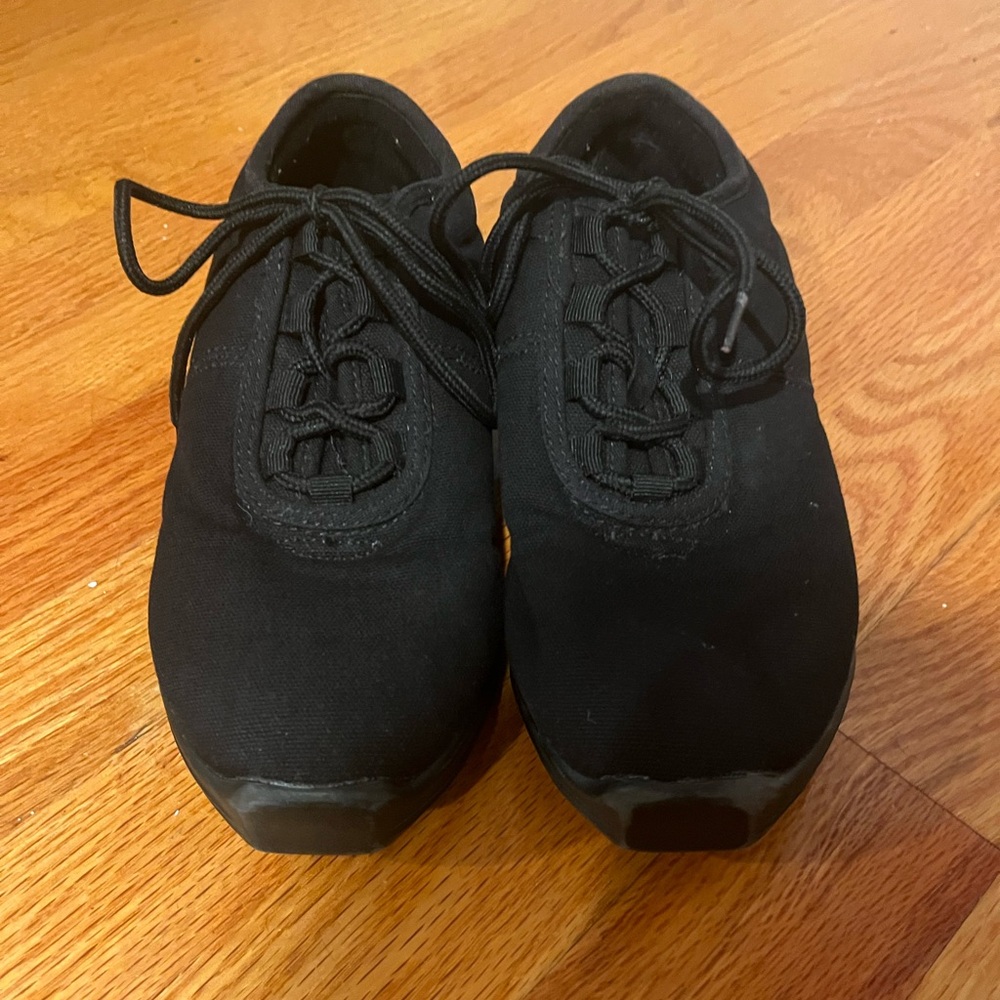 Capezio Dansneaker Black Canvas Sneaker with Soft Split Sole